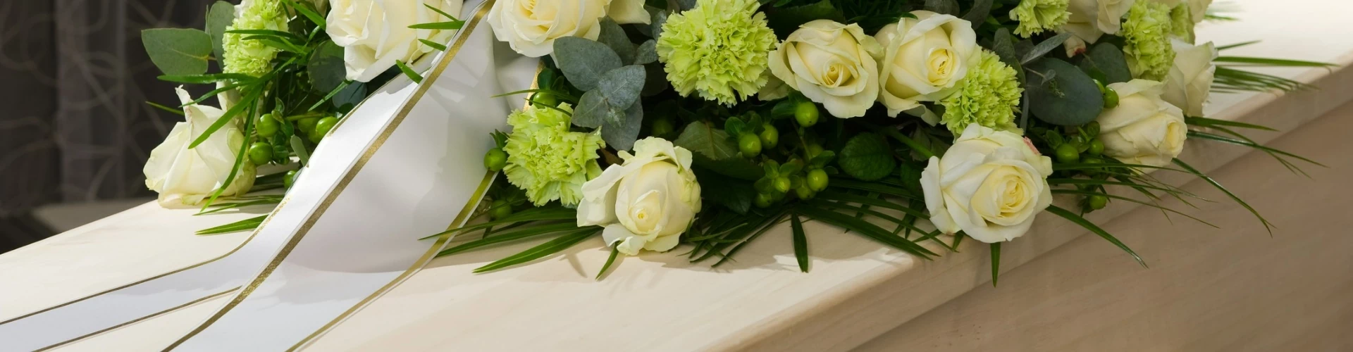 osoba trzymająca trumnę