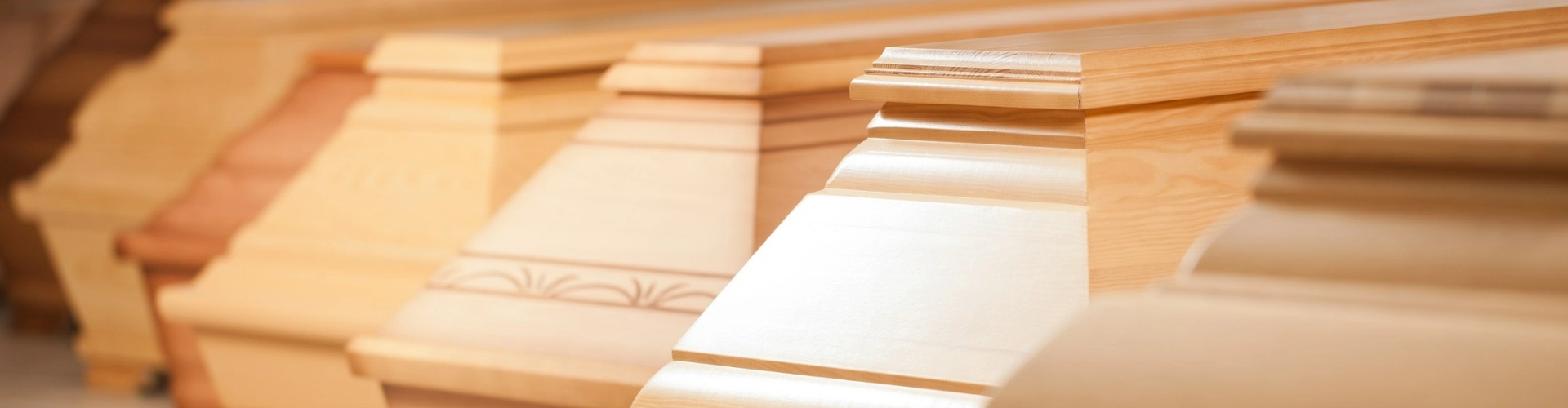 jasne, drewniane trumny